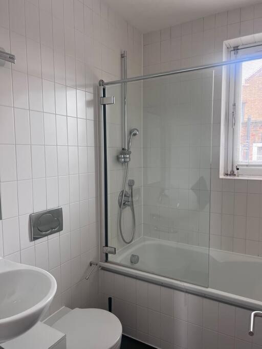 Central , Bright And Modern Flat Up To 4 People Londen Buitenkant foto